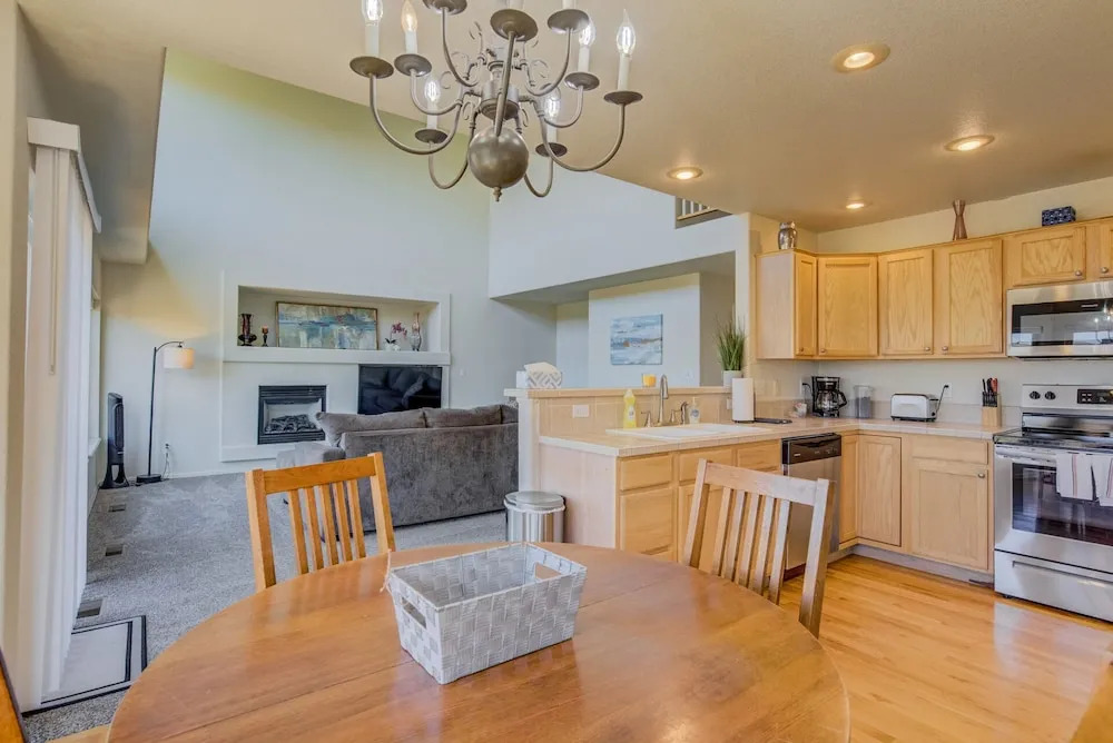 5BR Theatre & Arcade AF Academy Trails, W/hot Tub!