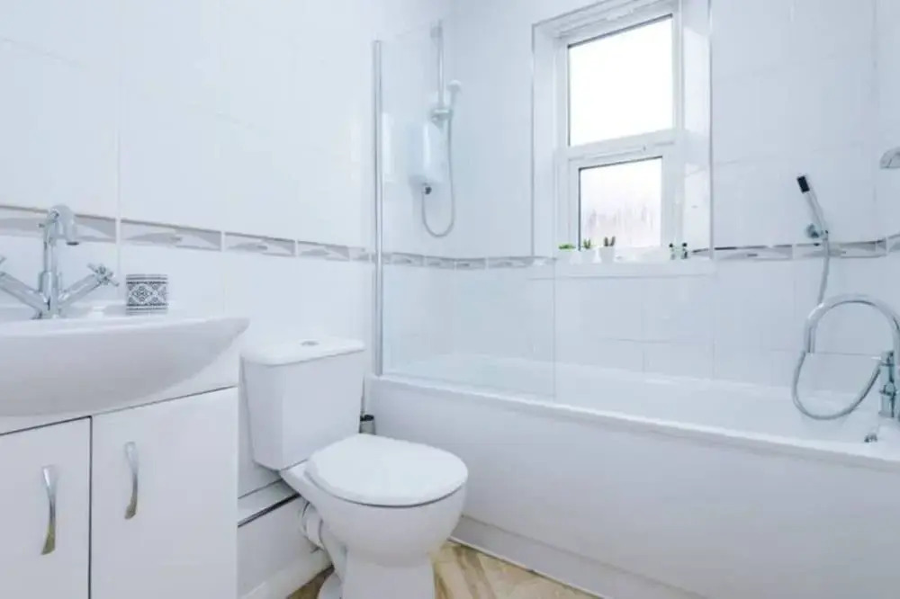 Spacious 4-Bed House Manchester