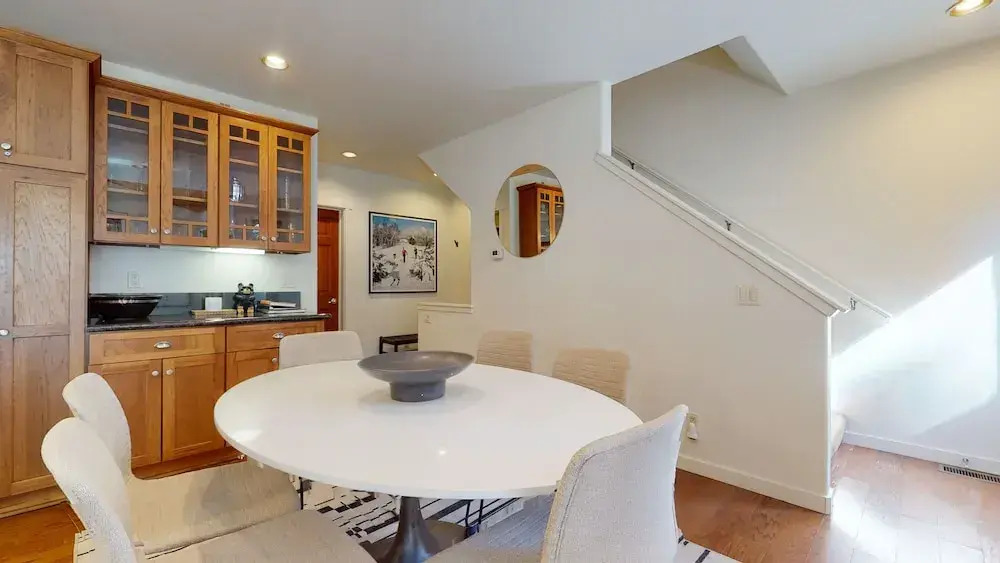 Grayfox 2 Pet-Friendly, 5-Star with Private Hot Tub, 2 Car Garage and Prime Location by RedAwning