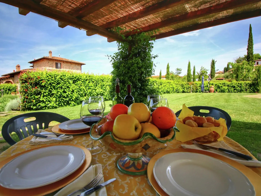 Spacious Cottage in Lucignano with Garden