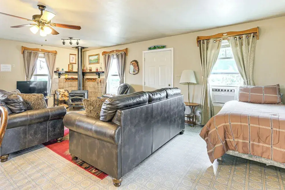 Quiet Pagosa Springs Cabin: Lake & Mountain Views!