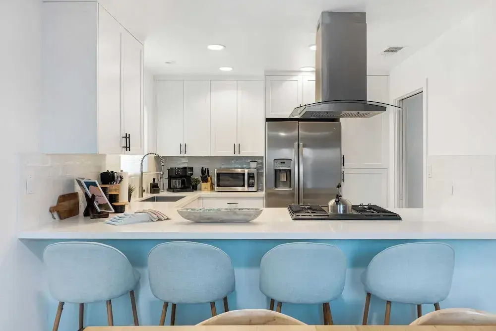 Steps to Sand! 2 Homes in 1 Sleeps 17, Outdoor Space, Walk to Shops & Dining