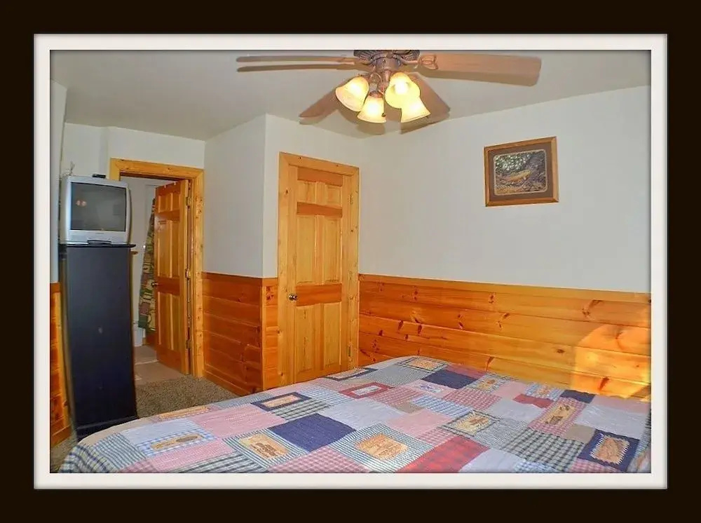 Picture Perfect 2 Bedroom Cabin by RedAwning