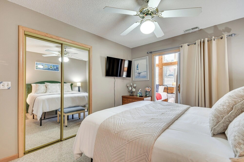 Private Hot Tub, Fire Pit! Lakefront Ozarks Escape