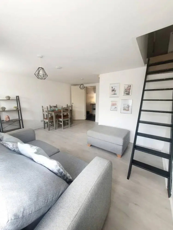 Remarkable Farmhouse House That Sleeps 11