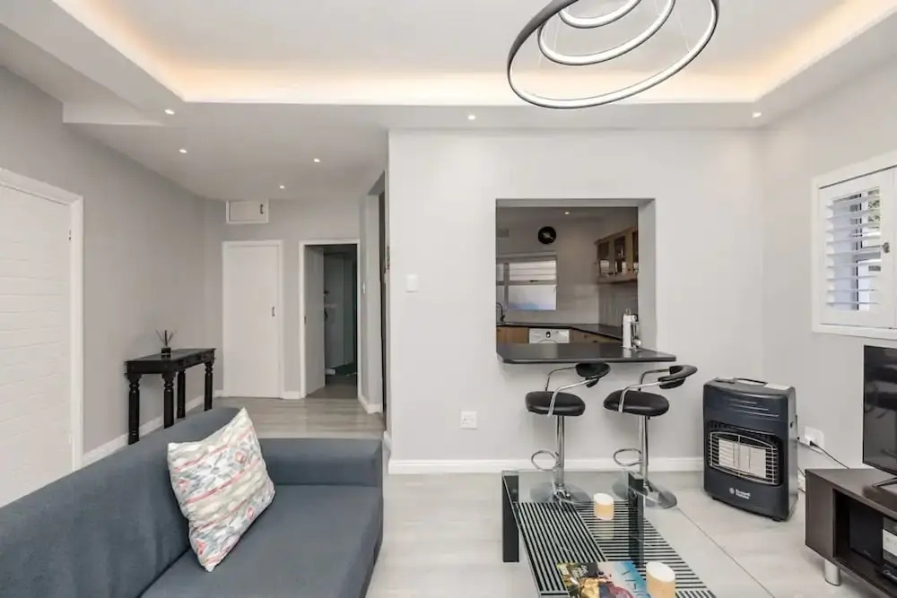 Spacious 1 Bedroom Apartment in Claremont With Great Views