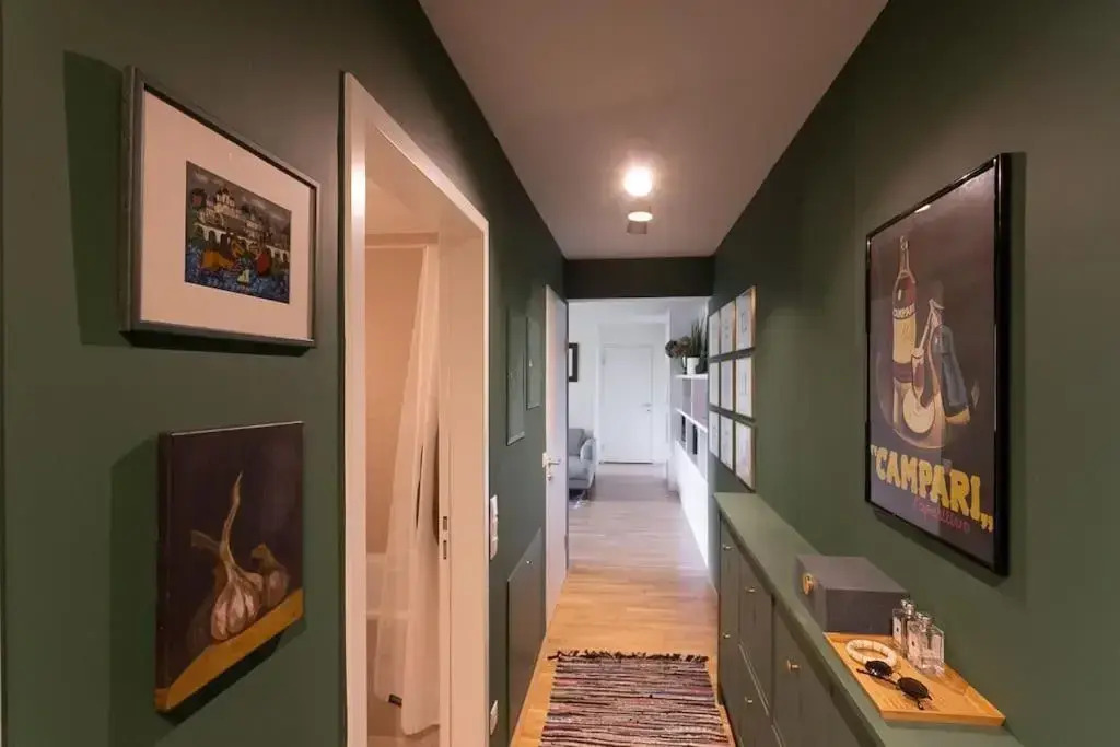 Dream Apartment - central and quiet with AC and free parking garage