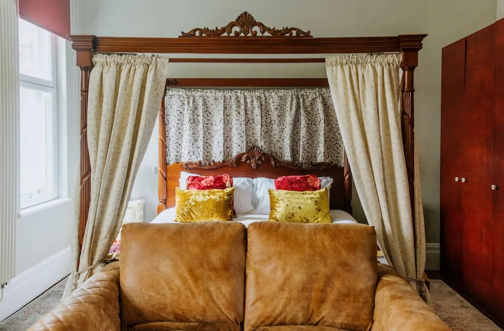 The Suite, 82 Cathedral, Private Parking