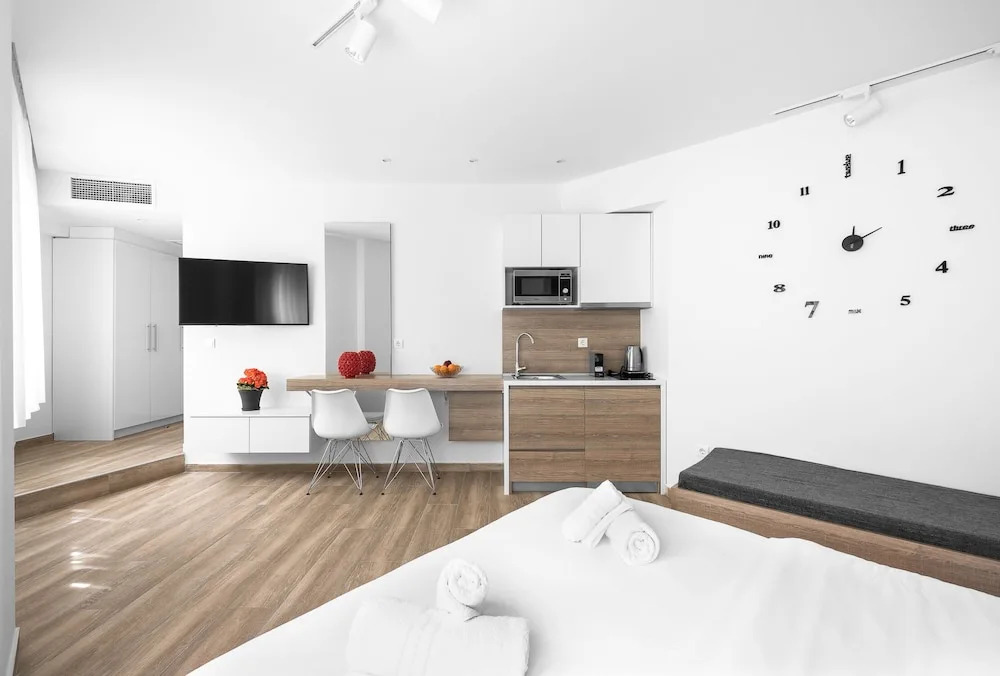 Avenue, Nilie Hospitality MGMT