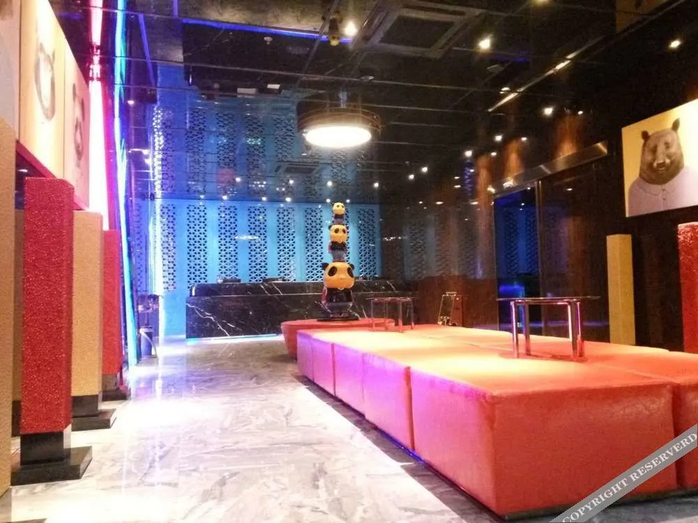 Yantai 90's Light Luxury Hotel