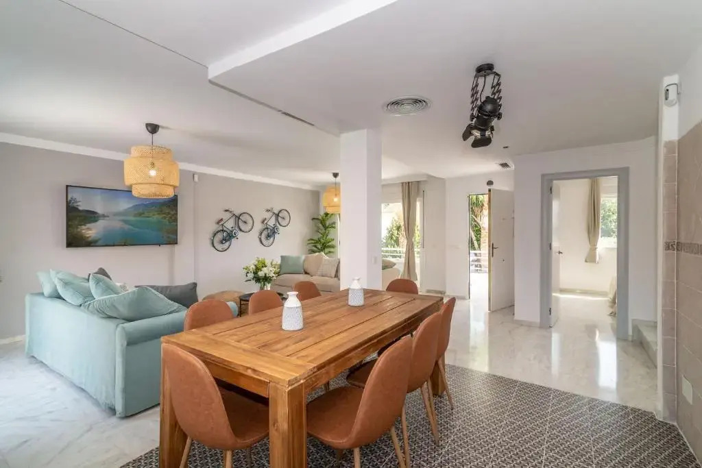 VACATION MARBELLA I Sunny Camelia Villa Heated pool, Recently Renovated, Best Residential Neighborhood in Benalmadena, Short walk to the beach, Cinema Room