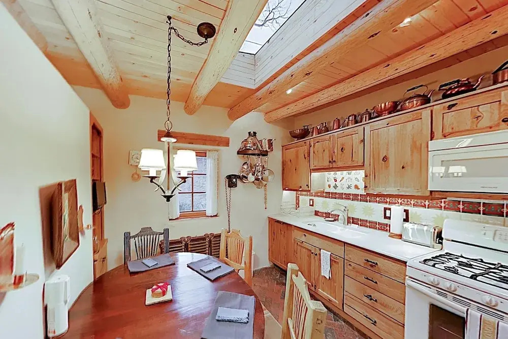 Delightful Home W/ Courtyard, Hot Tub & Fireplaces Home