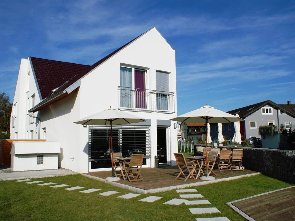 R & J Hotel