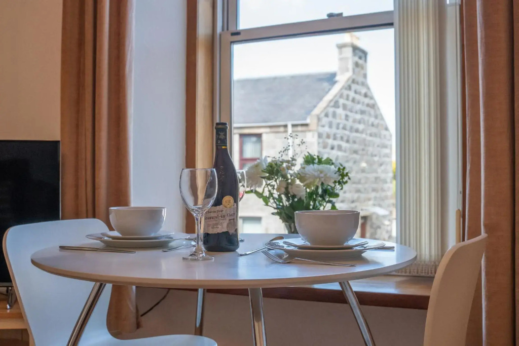 Find "DWELLCOME HOME Ltd" site for 10oo10 assurance from past guests - Immaculate Central 1 double bedroom 1st floor Apartment with free parking and 100Mbps broadband, Miles better than a hotel