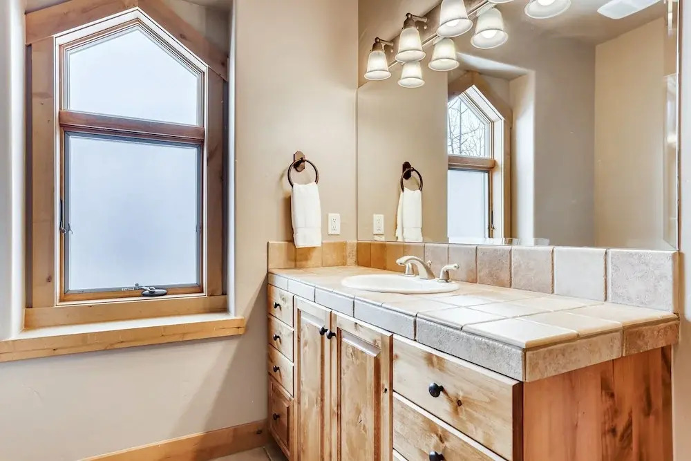 Luxurious All-suite Ski W/ Hot Tub 5 Bedroom Duplex