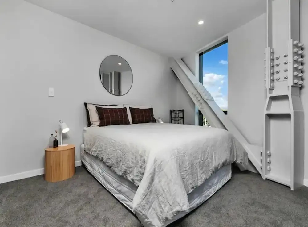Designer Luxury 2-Bed Apartment With Car Park