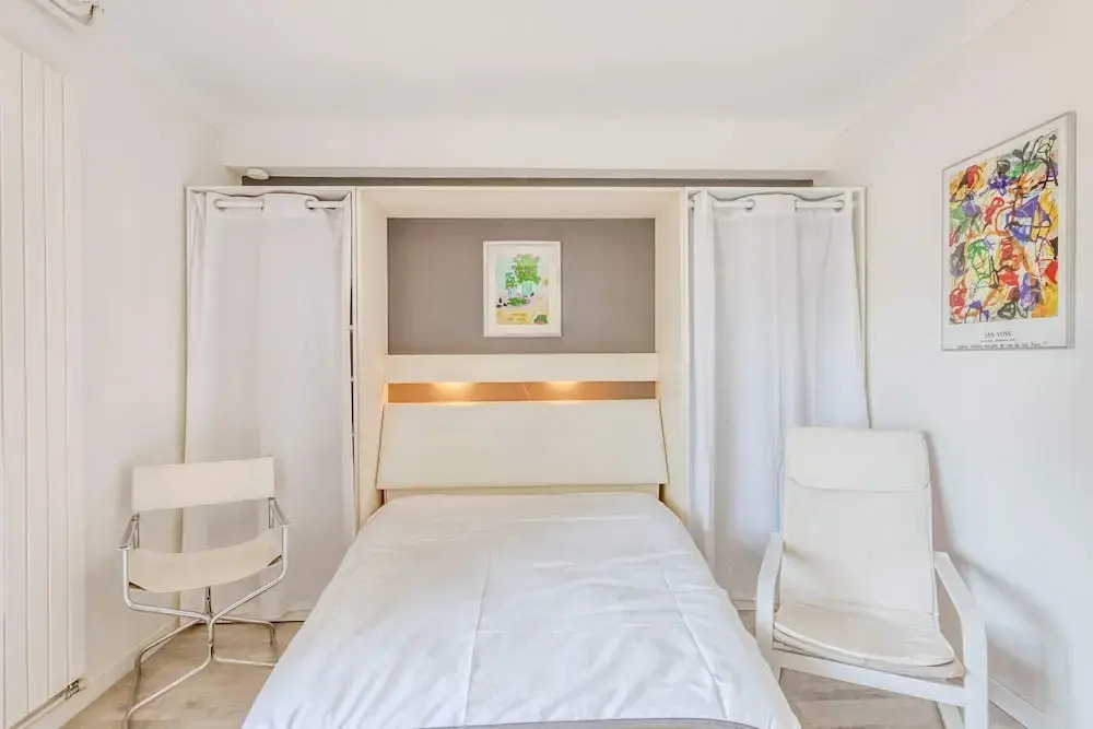 Charming Studio Apartment With Private Balcony in Cannes