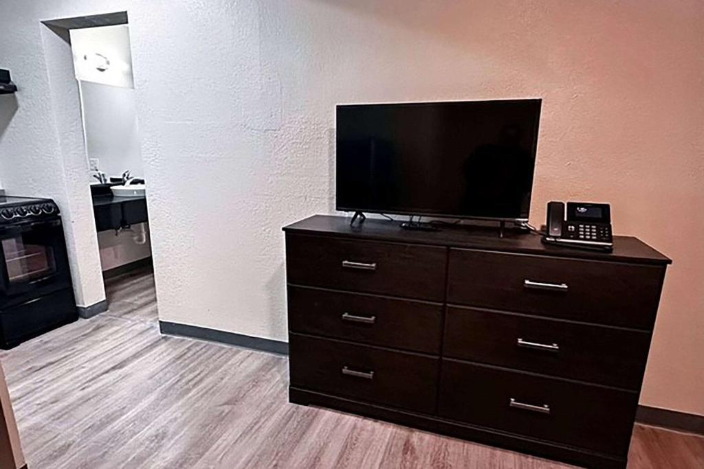 Studio City Suites, A Travelodge By Wyndham
