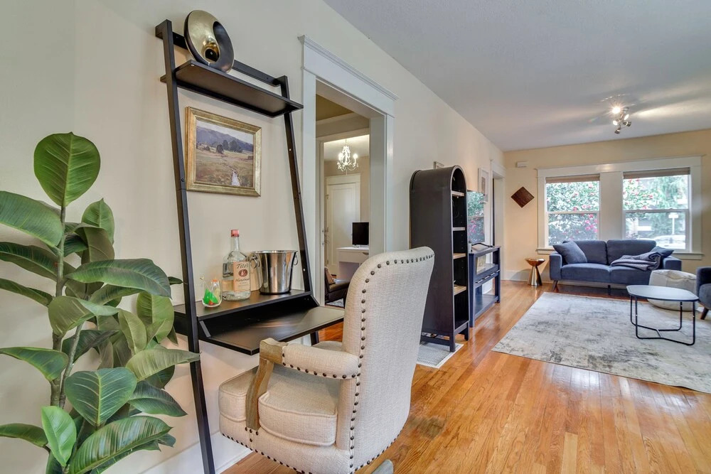 Main Street Retreat! Urban Cottage in Vancouver