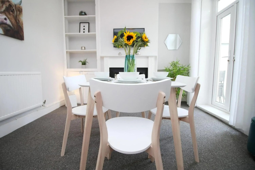City House by Stay South Wales - sleeps 4