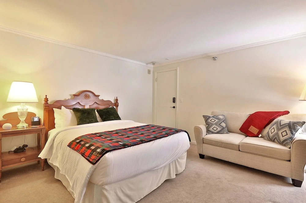 The Birch Ridge: Lace Room #3 - Queen Suite In Renovated Killington Lodge. Hot Tubs. 1 Bedroom Home