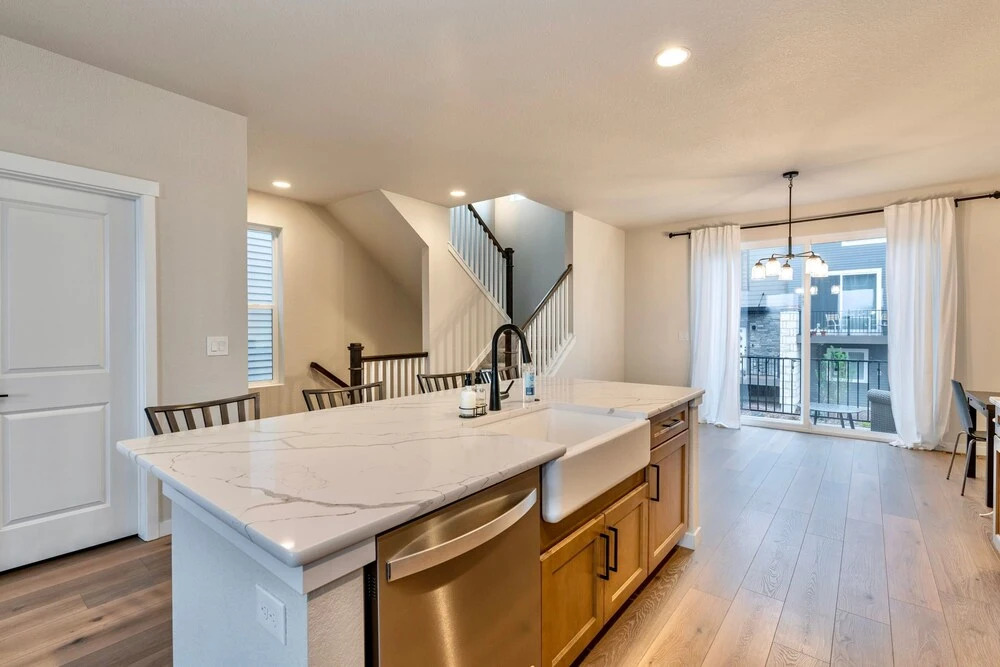 Tempurpedic Quartz Balcony Modern 3BR 3 5BA