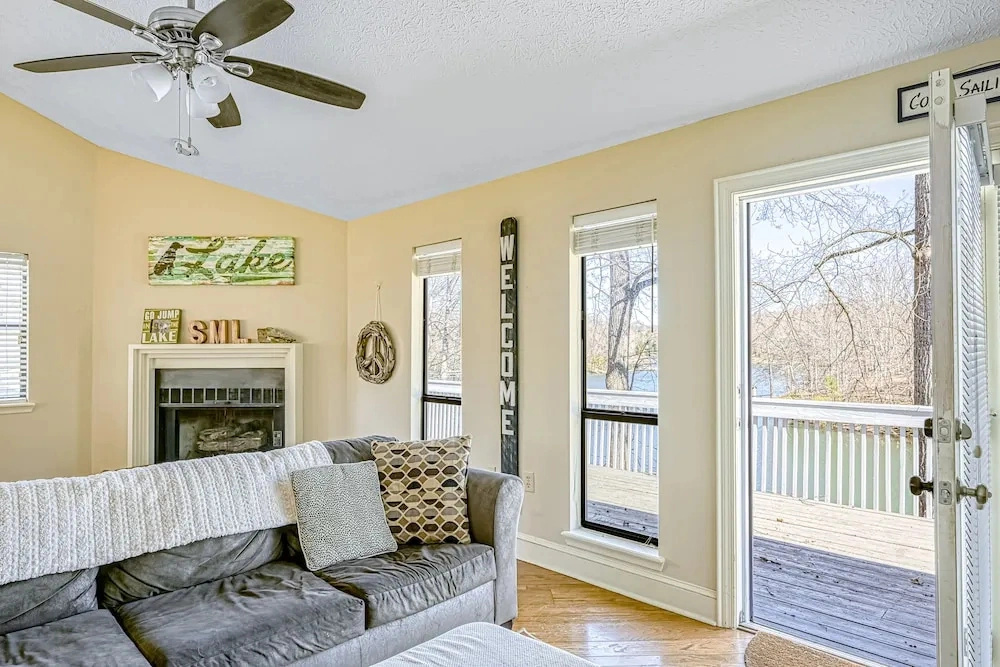 Amuse Cove - Lakefront Home With Private Dock, Pool, Tennis & Wide Boat Launch