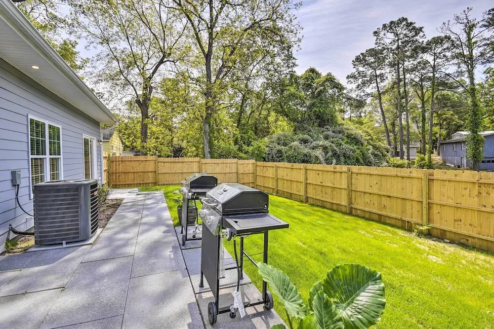 Ocean Isle Beach Home w/ Shared Lanai & Grill