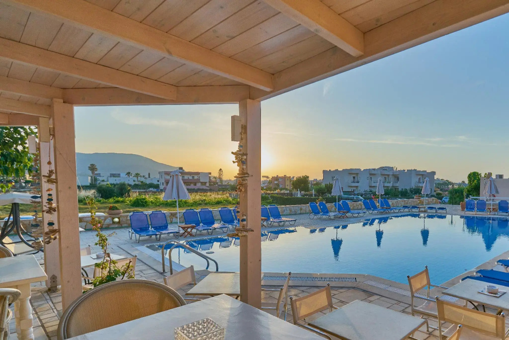 Golden Bay Apartments-Garden Haven