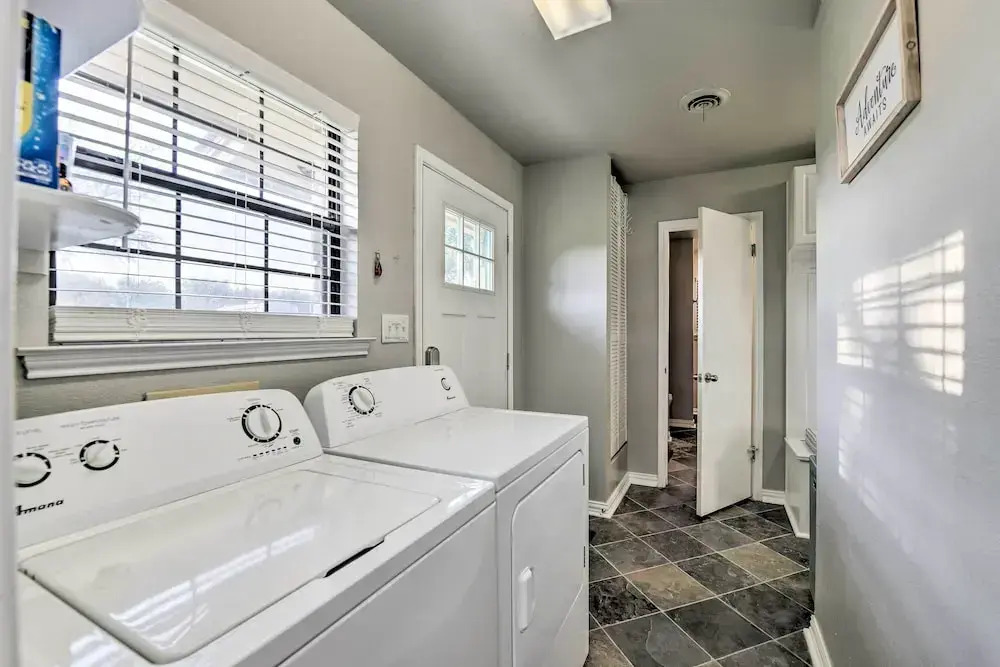 Lakefront Home < 3 Miles to Historic Granbury!