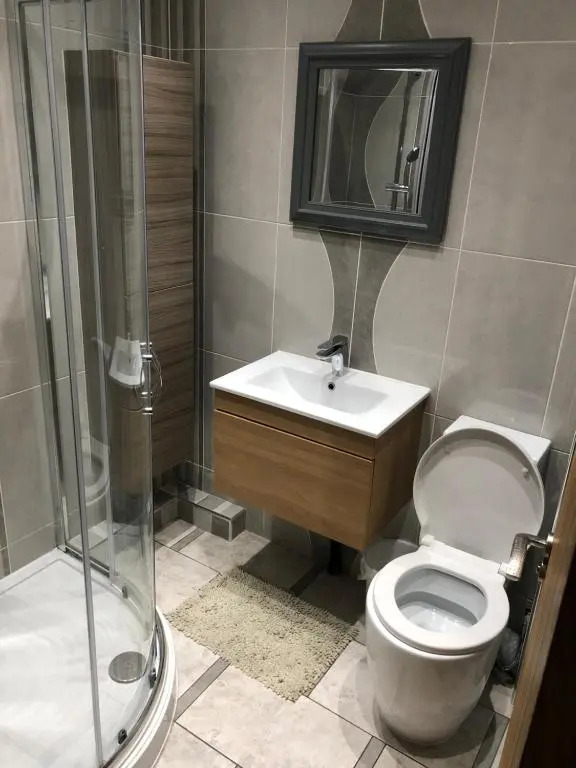 BIG ROOM rusholme WITH TV AND PRIVATE BATHROOM-parking&wifi
