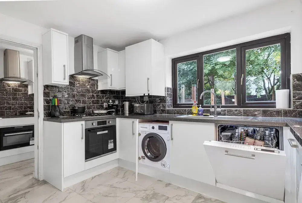 4 Bed House - Sleeps 8 - Garden - Parking - Wifi