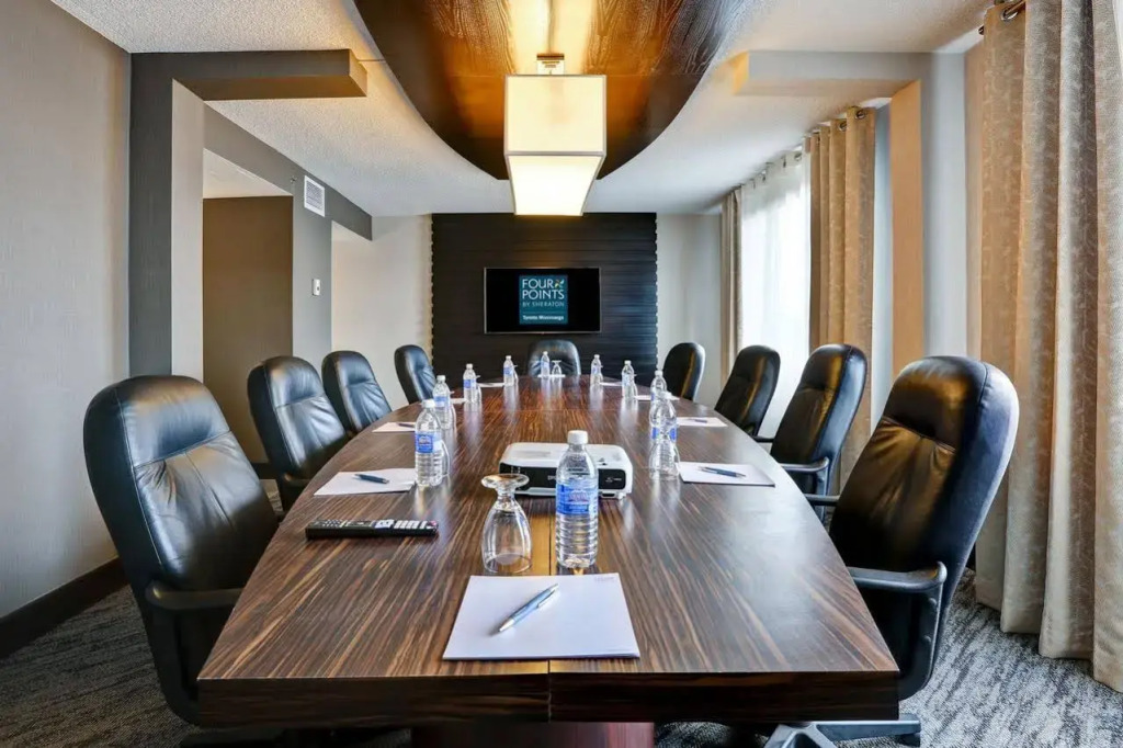 Отель Four Points by Sheraton Toronto Mississauga