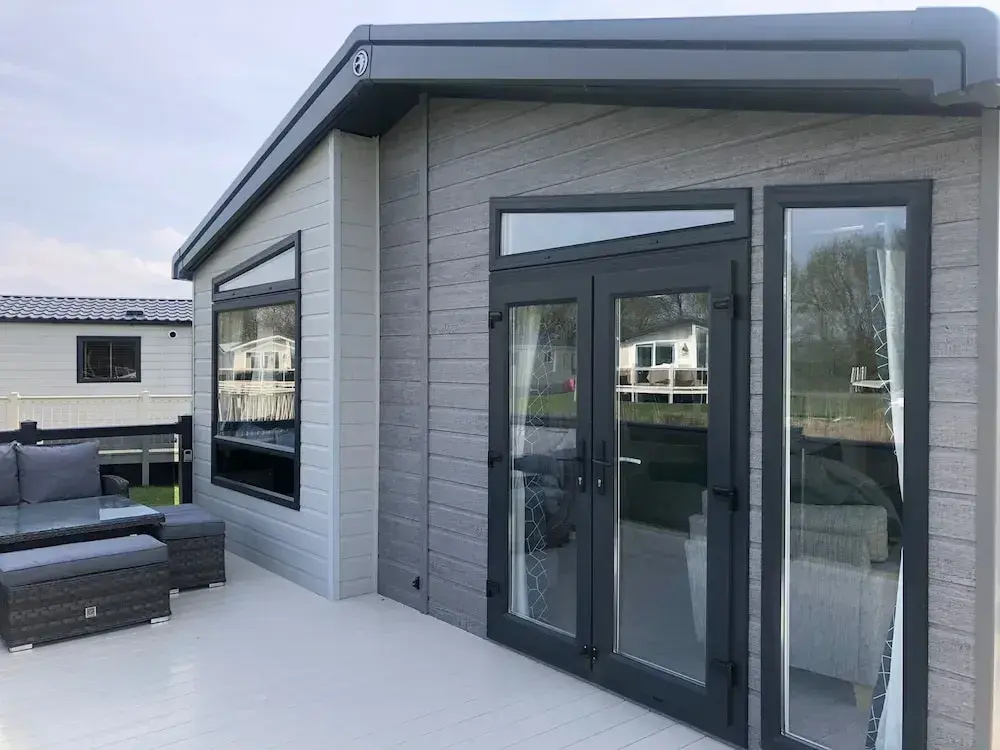 7 Guests - 3 Bedrooms - Pool - Balcony - Parking