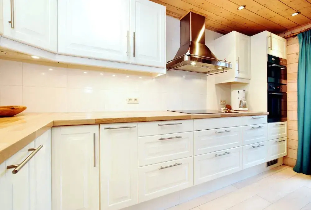 Cozy & Luxurious Chalet with Sauna, Hot Tub, Large Garden, Covered Terrace