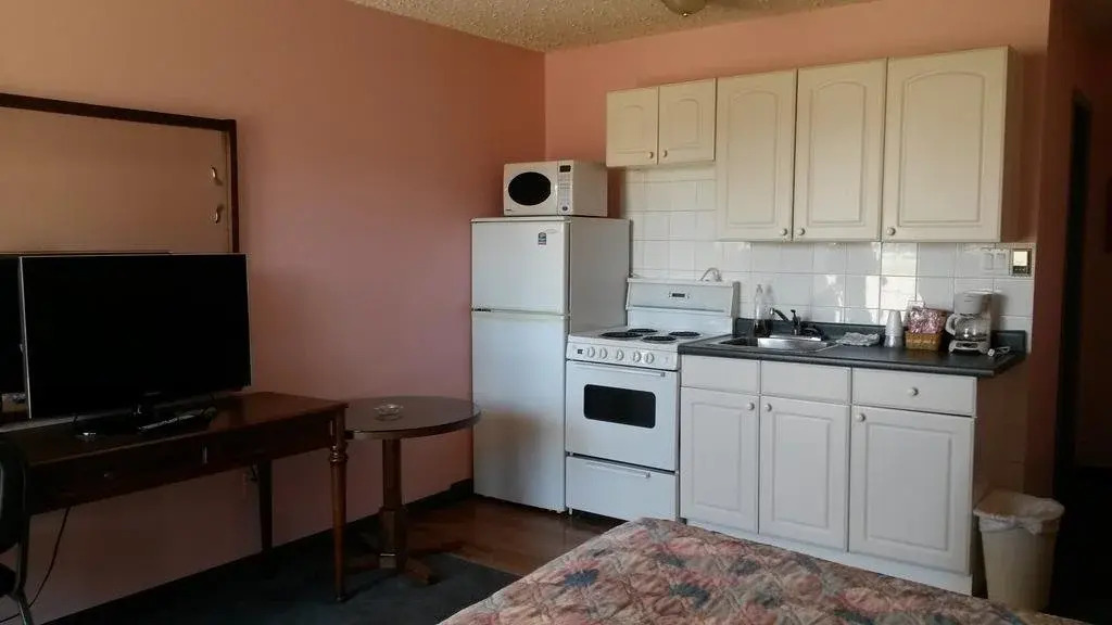 Highway Motor Inn