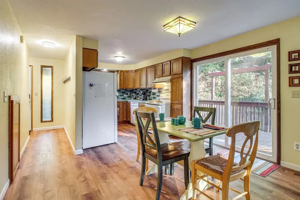 Walk to Mingus Park! Wooded Coos Bay Getaway