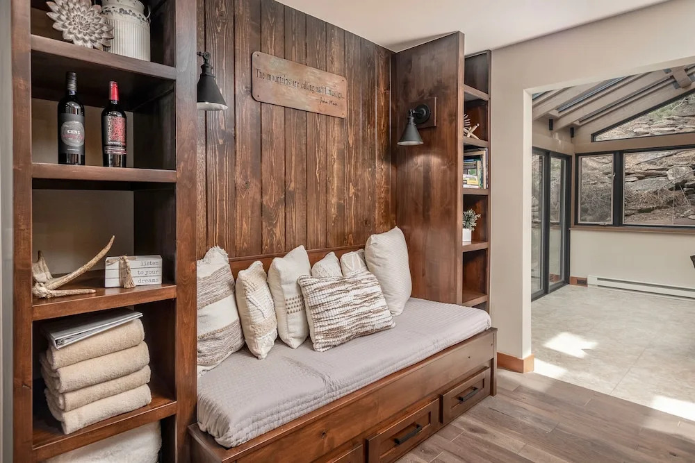 Breiding Upper Luxury Vacation At Windcliff 2 Bedroom Home by RedAwning