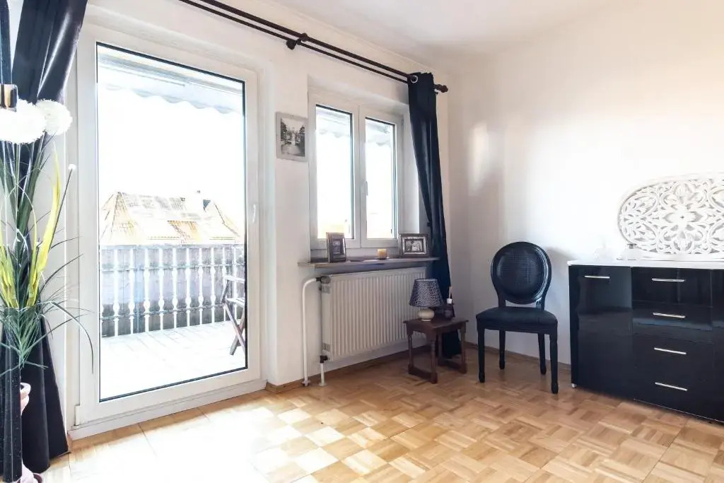 cruwzo I Holiday Home with Balcony, Garden and Terrace