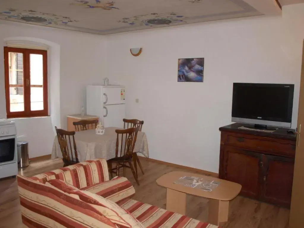 Apartment 52