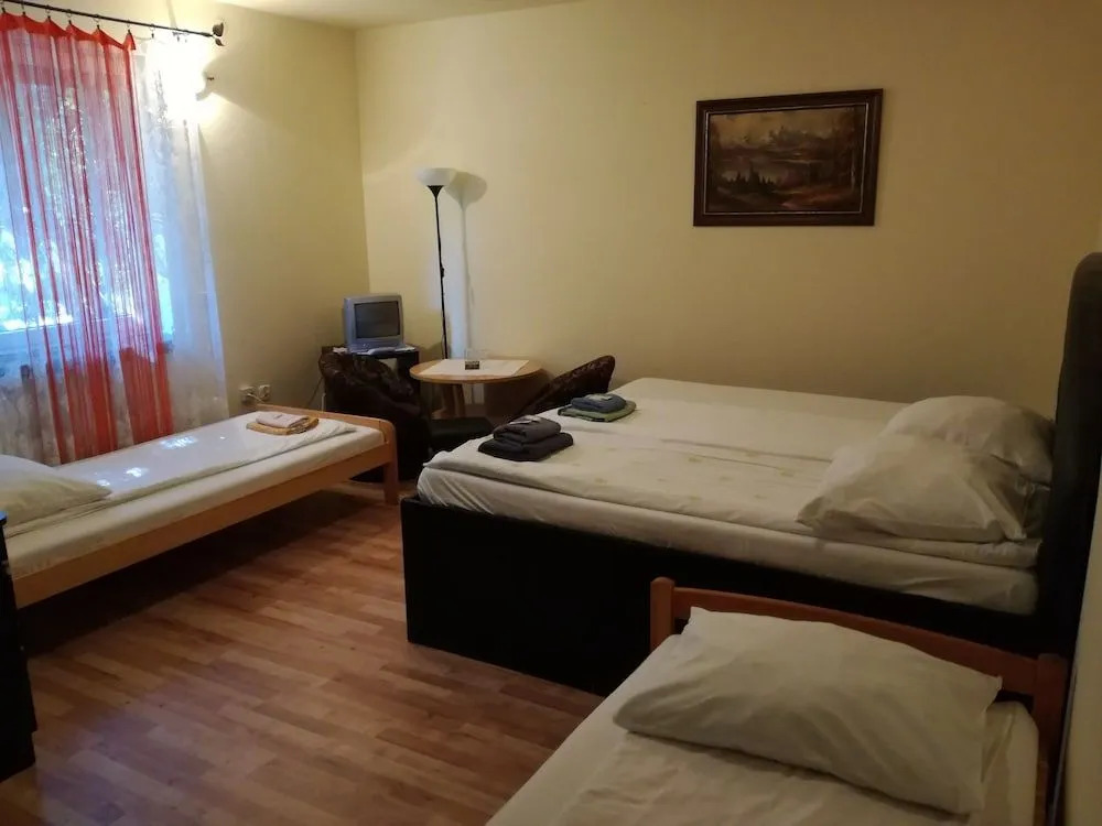 ETNA - Hostel -Noclegi Rzeszów 24 Pokoje -PARKING