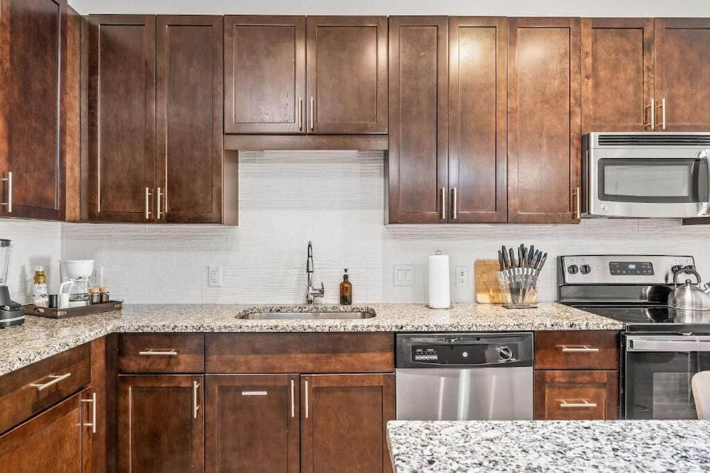 Virelli Apartments Upscale King Suite in the Heart of Orlando w Pool