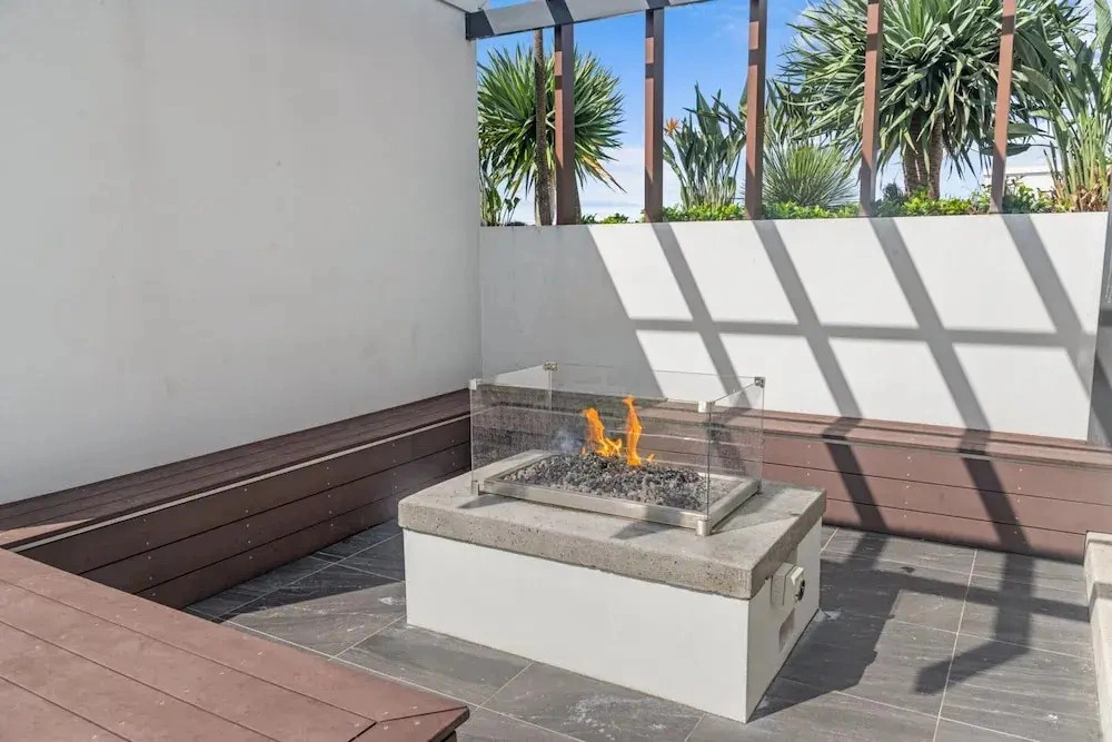 Stylish West End Stay With Rooftop Pool & BBQ