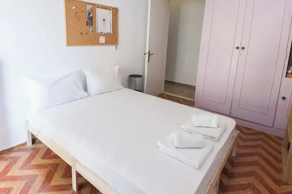 Spacious 2 Bd Pireas Apt w Cozy Balcony