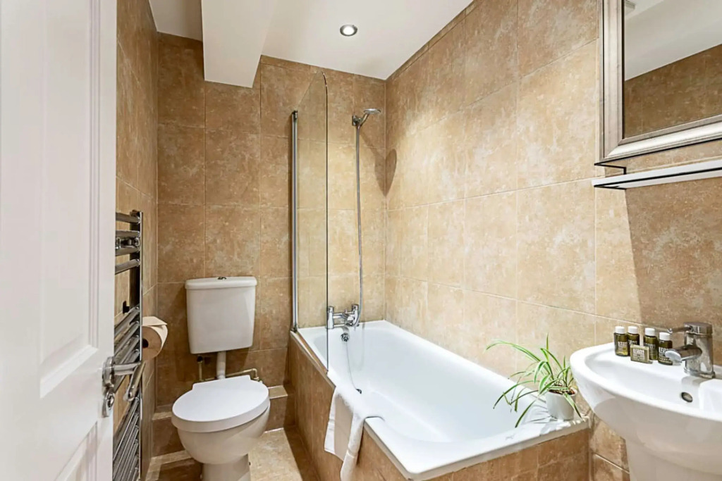 Cosy Garden Flat in Prestigious Residential Area