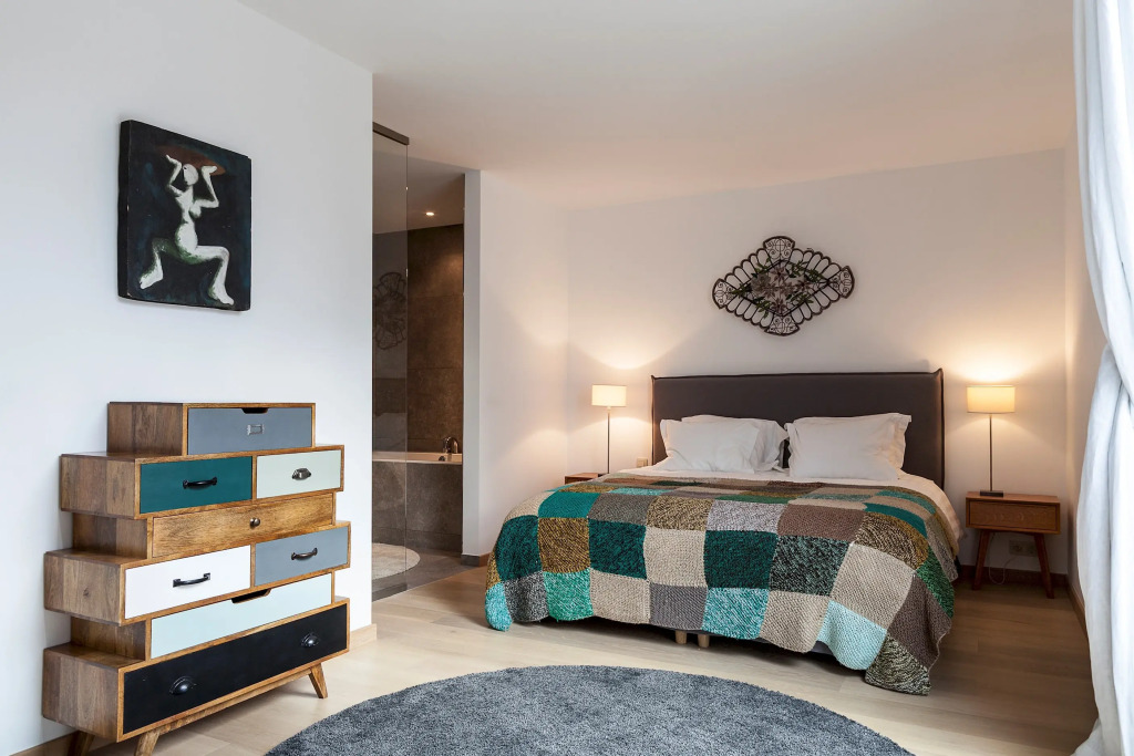 Unit 2 - Modern Smart Home Duplex With Free Parking