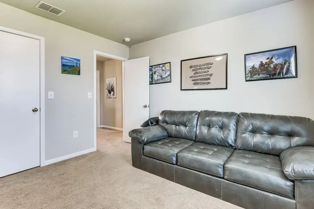 Family Home w/ Pool Access: 5 Mi to Downtown Buda!