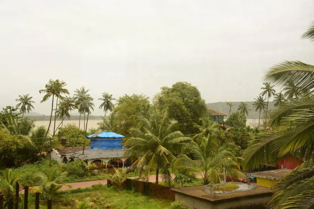 Morjim Sunset Hotel - 300 Meter to Morjim Beach with Pool & Kitchen Apartments