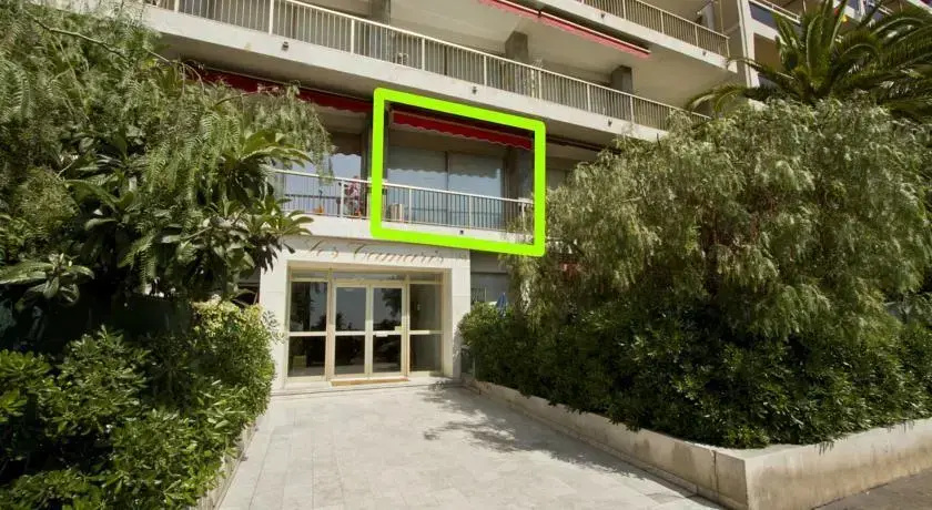 Spacious Studio right @ the Beach