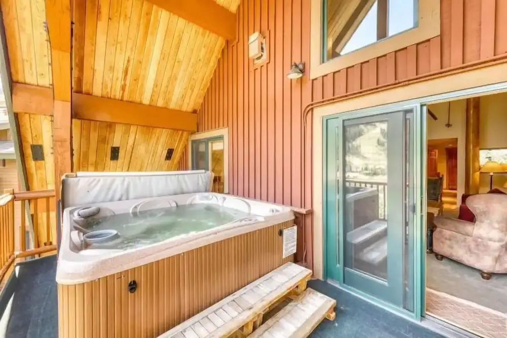 Spacious 4 Bedroom Mountain Vacation Rental With Private Hot Tub and Free Shuttle to Slopes